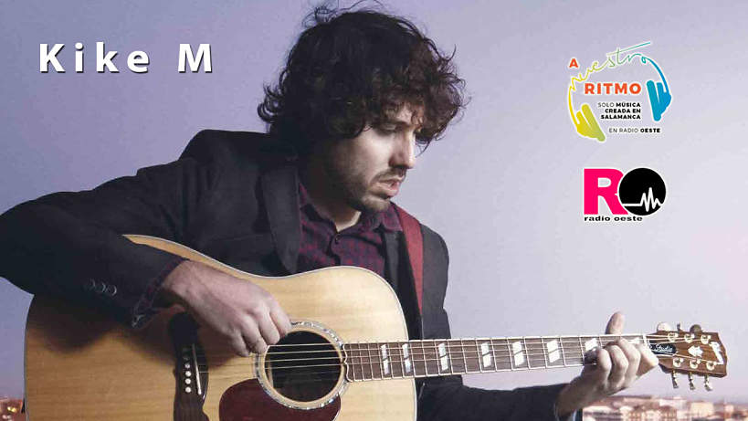 Kike con su guitarra