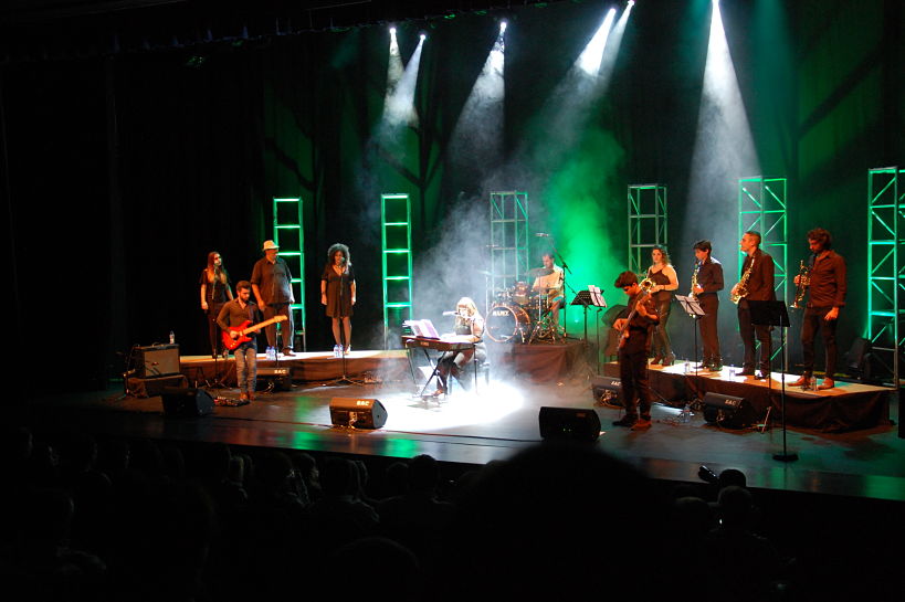 En el escenario