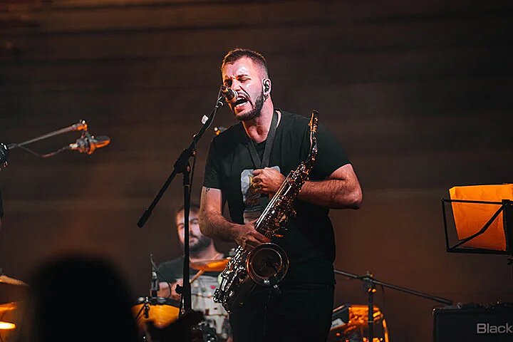 Pablo Miguel toca la guitarra y el saxofón