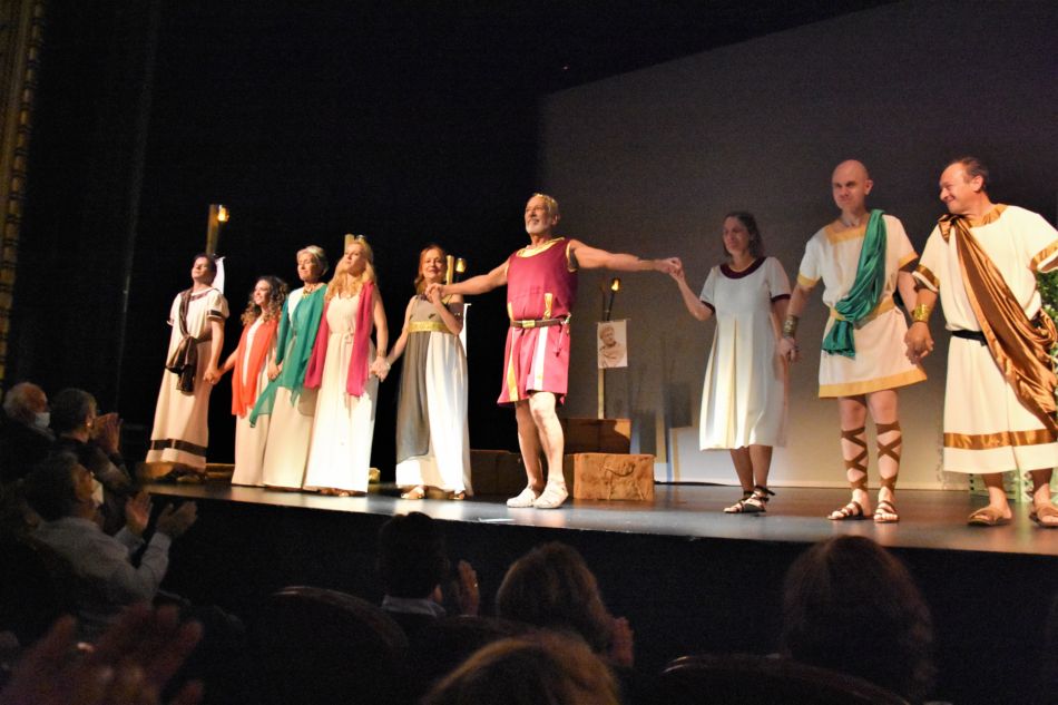 Komo teatro interpretando la obra de Calígula en el Teatro Liceo en Salamanca.
https://komoteatro.es/